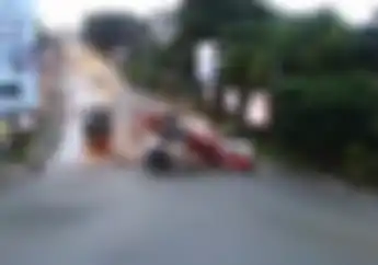 Video Motor dan Mobil Ditabrak Truk Kontainer di Lampu Merah Simpang Rapak Balikpapan, Diduga Penyebabnya Karena Hal Ini