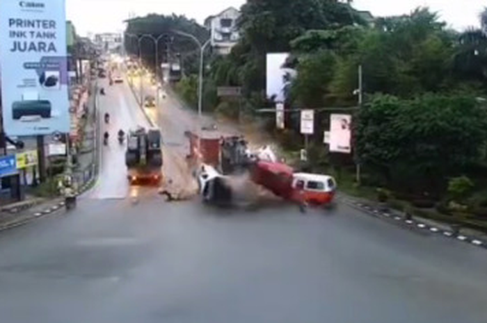 Video 10 Motor dan 6 Mobil Ditabrak Truk Kontainer di Lampu Merah, Diduga Penyebabnya Karena Hal Ini