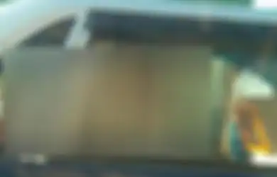 Sama-sama Tak Pakai Celana, Sepasang Kekasih Kepergok Mesum di Mobil dengan Jendela Terbuka