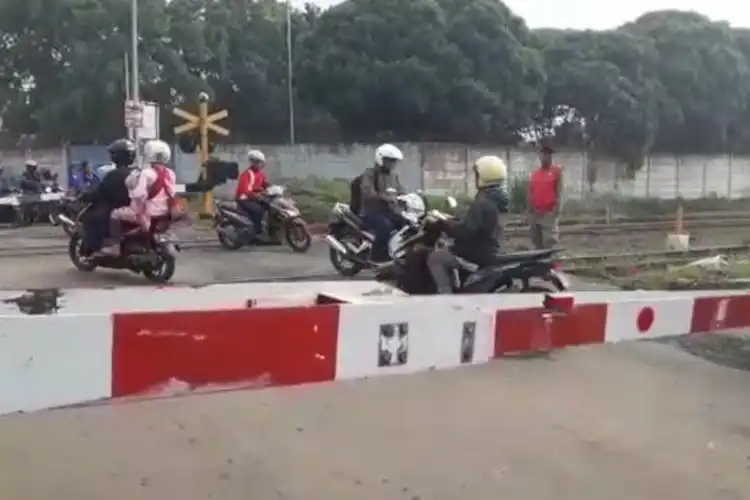 Video Palang Pintu Kereta Sudah Ditutup Tapi Banyak Yang Nerobos, Bukti Kesadaran Pemotor Masih Rendah