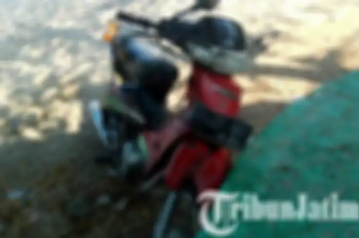 Kecelakaan yang melibatkan sepeda motor dan truk trailer di Tuban.