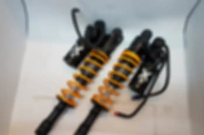 Sokbreker Shark Factory X2E yang bisa setting compression dan rebound secara elektrik, bisa juga custom warna ulir per dan tabungnya