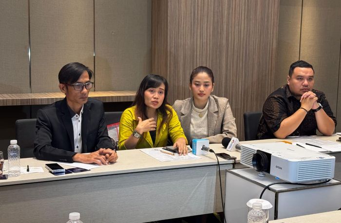 Istri sah Aliff Ali, Nuning&nbsp;Irpana di Polda Metro Jaya, Jumat (7/11/2025).