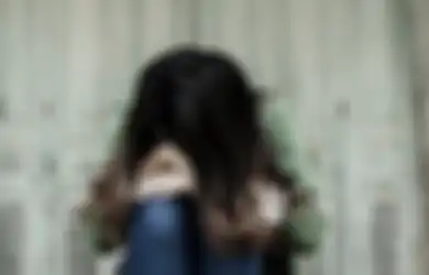 Rok Tersingkap, Nafsu Pria Muda Ini Bergejolak Hingga Gerayangi  dan Coba Perkosa Wanita Cantik yang Sedang Berbaring di Depan Televisi