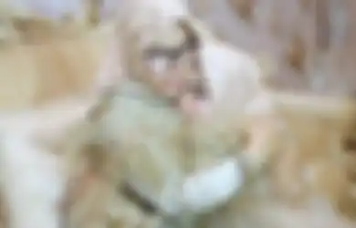 Bak Langit dan Bumi dengan Anak dan Menantunya yang Gemar Kenakan Barang Mewah, Mertua Reino Barack Hanya Kenakan Jaket Harga Terjangkau Saat Liburan ke Luar Negeri Bersama Syahrini
