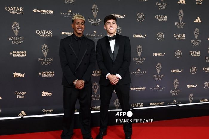 Lamine Yamal (kiri) dan Pau Cubarsi berpose dalam seremoni Ballon d'Or 2025 di Theatre du Chatelet, Paris (22/9/2025).