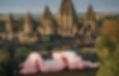 Foto KAWS Raksasa yang Lagi Rebahan di Pelataran Candi Prambanan Viral di TikTok, Apa Itu KAWS?