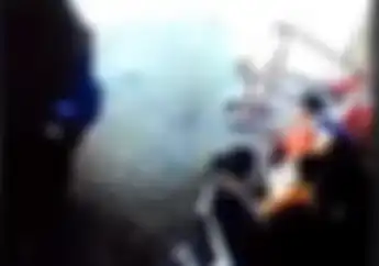 Sibuk Bongkar Motor, Video Detik-detik Ayah Selamatkan Dua Anaknya, Telat Sedikit Maut Menjemput