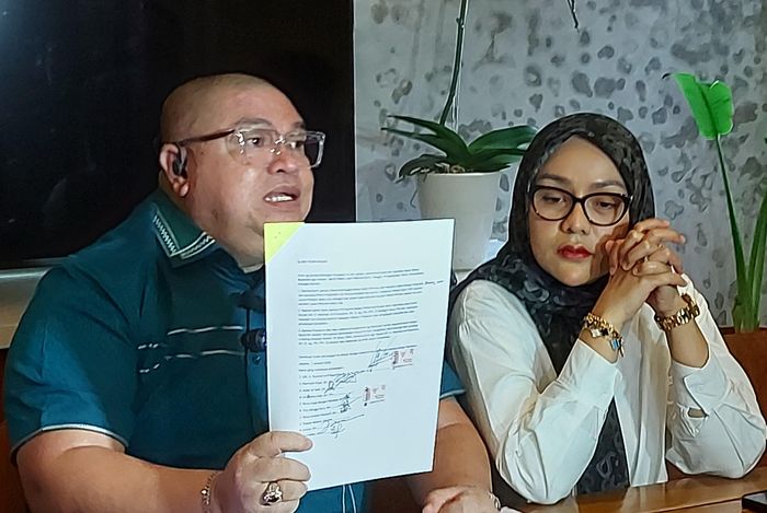 Razman Nasution (kiri) saat Grid.ID temui di kawasan Cilandak, Jakarta Selatan, Minggu (6/4/2025).