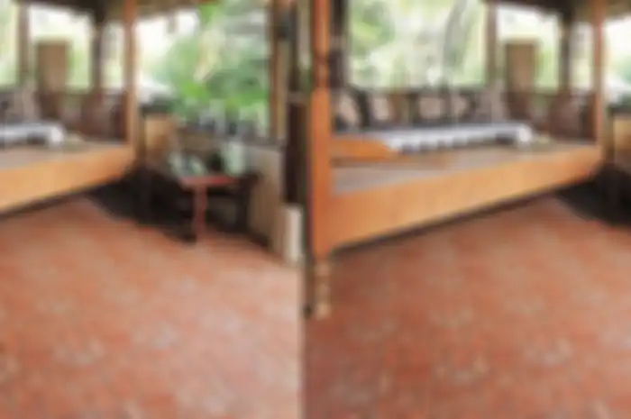 Lantai keramik klasik bertekstur warna terakota kesan alami hangat.