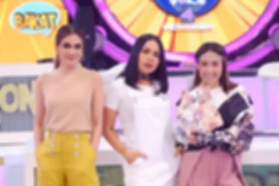 Luna Maya, Melaney Ricardo dan Ayu Dewi saat menjadi presenter dalam sebuah acara tv
