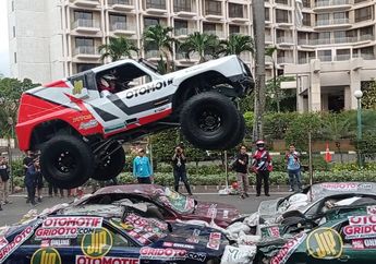 Jumping Warrior Taxi Ride Ajak Pengunjung Rasakan Sensasi Atraksi Ekstrem di Otobursa Tumplek Blek