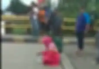 Kabupaten Gowa Mendadak Gempar, Jembatan Ditutup Ada Perempuan Duduk Bersila,Pemotor Berkerumun