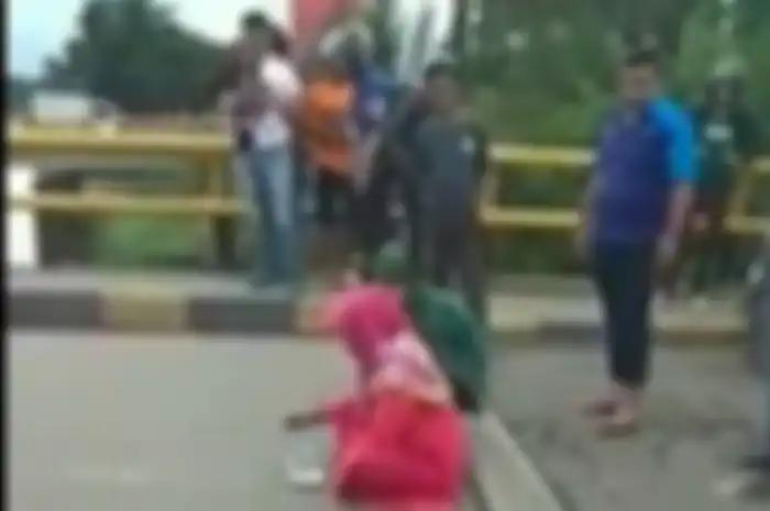 Seorang perempuan menggelar ritual tolak bala di Kabupaten Gowa.