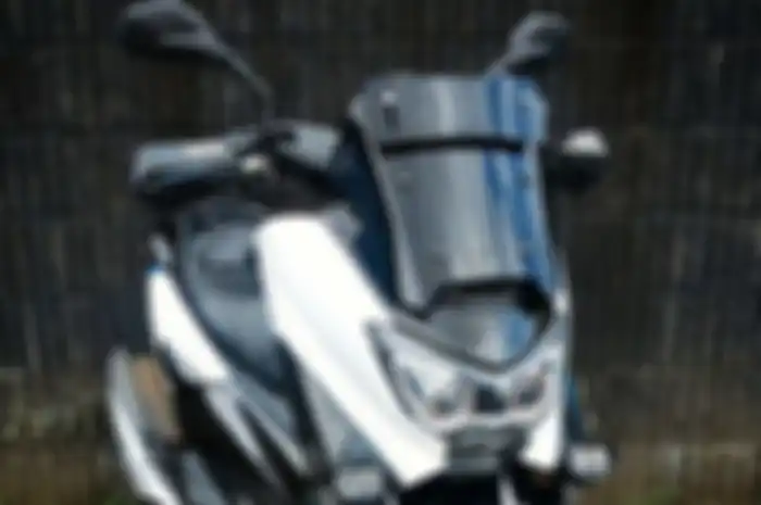 Yamaha NMAX memakai windshield produk Geba.