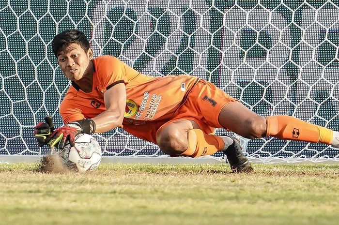 Kiper Barito Putera, M Riyandi Menjadi aktor penting saat bertanding melawan Persib Bandung.