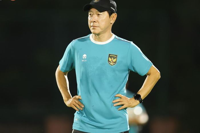 Shin Tae-yong, sedang memimpin sesi pemusatan latihan Timnas Indonesia jelang FIFA Matchday di Surabaya, Jawa Timur.