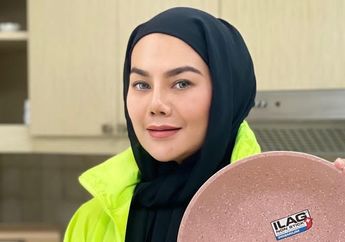 ALHAMDULILLAH, Tersenyum Bahagia Tanpa Beban, Sarita Abdul Mukti Rayakan Lebaran 2023 dalam Balutan Busana Serba Hitam Bersama 4 Putrinya