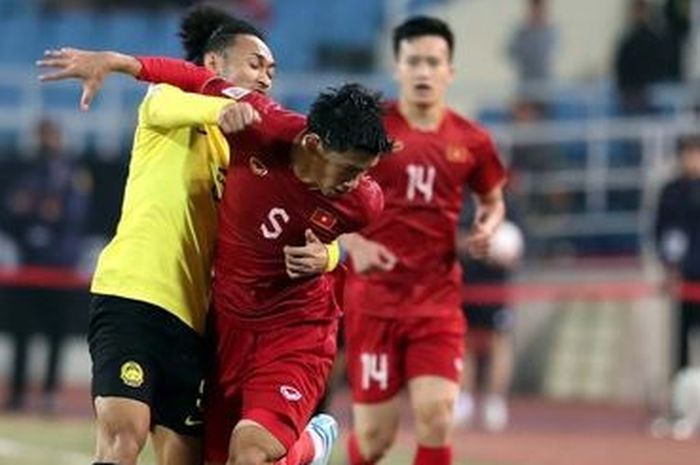 Pemain Timnas Vietnam, Doan Van Hau, saat berduel dengan pemain Timnas Malaysia Azam Azmi di laga Grup B Piala AFF 2022.