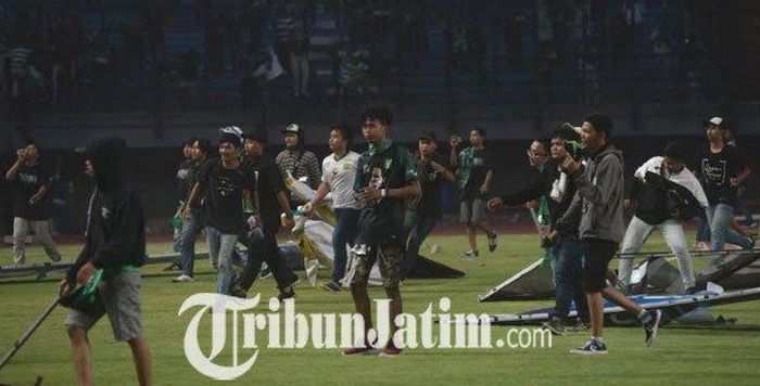 Oknum suporter Persebaya Surabaya, Bonek, memasuki lapangan dan merusak sejumlah fasilitas stadion usai timnya kalah dari PSS Sleman dengan skor 2-3 pada pekan ke-25 Liga 1 2019.