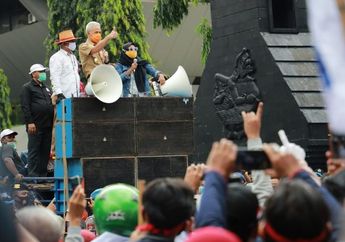 Ciptakan Aksi Demo Penolakan UU Cipta Kerja dengan Tertib Bersama Para Buruh, Gubernur Ganjar Pranowo Ajak Massa Dangdutan