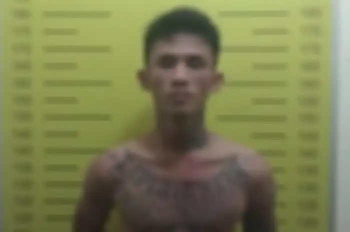 Seorang pria bertato kepergok mencuri motor