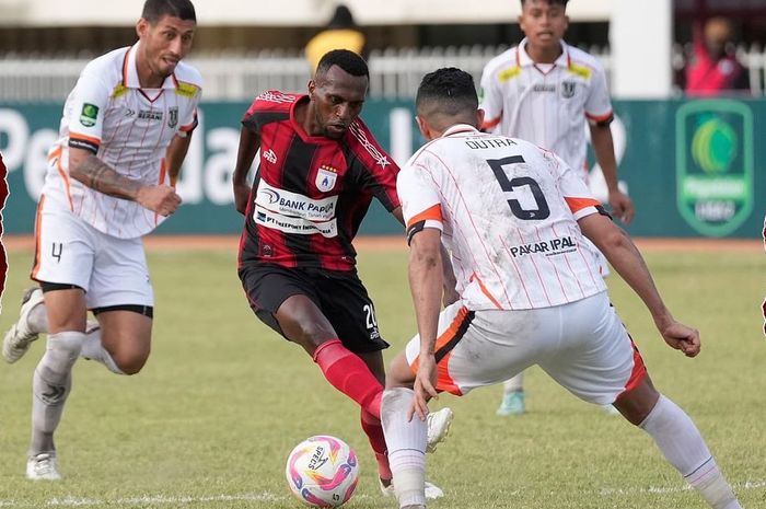 Persipura Jayapura menelan kekalahan kedua dari Persibo Bojonegoro pada laga Liga 2 2024/25, Sabtu (21/9/2024). 