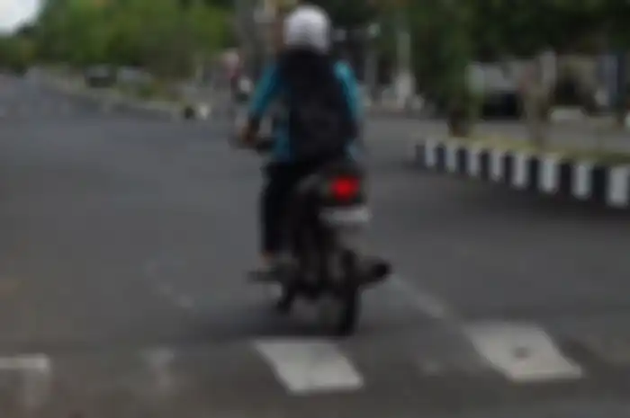 Polisi tidur banyak bertebaran di jalan raya.