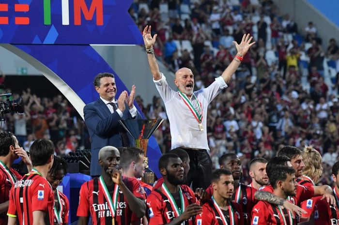 Stefano Pioli (atas) saat merayakan juara Liga Italia 2021-2022 untuk AC Milan. Pioli resmi berpisah dari Rossoneri akhir musim ini, tapi calon penggantinya diragukan berkualitas.