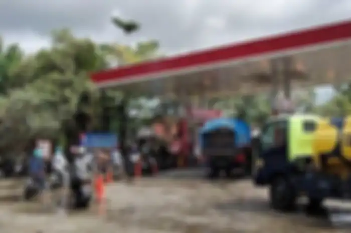 Ilustrasi antrean motor dan kendaraan lainnya di SPBU Pertamina.