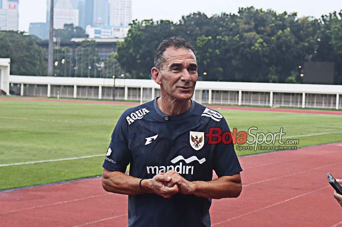 Pelatih Timnas U-23 Indonesia, Gerald Vanenburg, saat ditemui  di Stadion Madya, Senayan, Jakarta, Senin (23/6/2025).