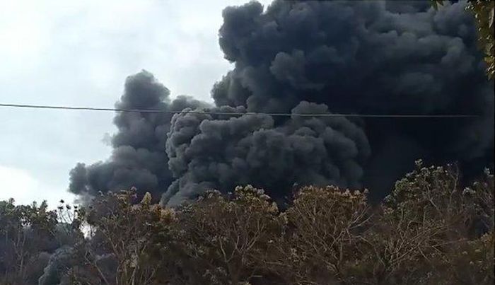 Ilustrasi arti mimpi melihat ledakan besar. Kobaran api pada Kilang Minyak Balongan milik PT. Pertamina (Persero) yang meledak belum padam.