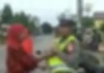 Viral, Emak-emak Ngamuk Cakar Polisi Karena Tolak Ditilang di Tanjungbalai, Petugas Sampai Kewalahan