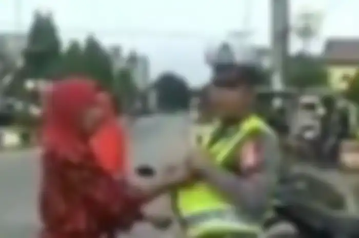 Emak-emak ngamuk cakar dan tarik rompi anggota polisi karena tolak ditilang di Tanjungbalai.