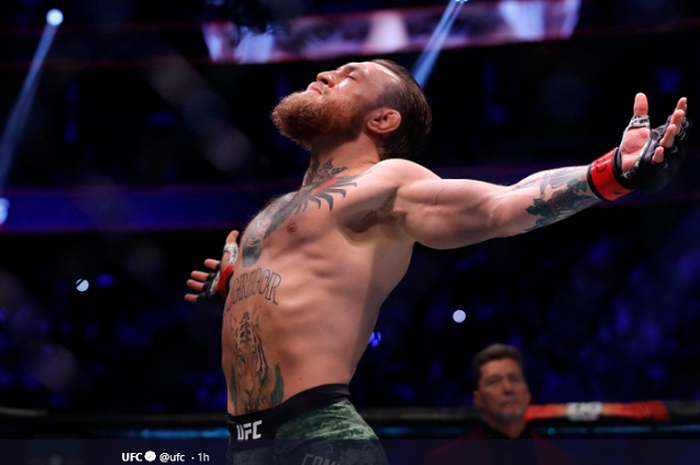 Selebrasi Conor McGregor usai menang dalam waktu 40 detik lawan Donald Cerrone pada UFC 246 di T-Mobile Arena, Las Vegas, Minggu (19/1/2020). 