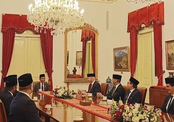 Di Hari Pahlawan, Presiden FIFA Gianni Infantino Dianugerahi Bintang Jasa Pratama oleh Presiden Jokowi, Begini Gayanya Pakai Peci