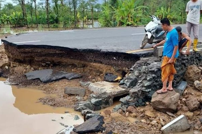 Video kondisi jalan menuju sirkuit Mandalika, Lombok, NTB, rusak parah menjelang MotoGP Indonesia 2022, maret mendatang.