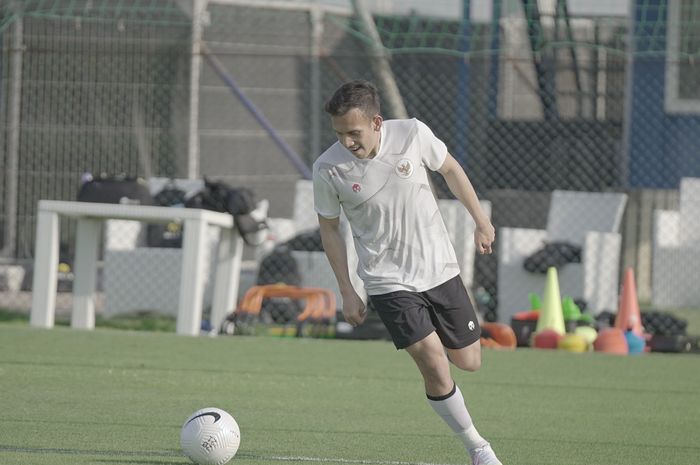 Pemain timnas Indonesia, Egy Maulana Vikri saat gabung latihan perdana dengan timnas Indonesia di Dubai, Uni Emirat Arab, Rabu (19/5/2021).