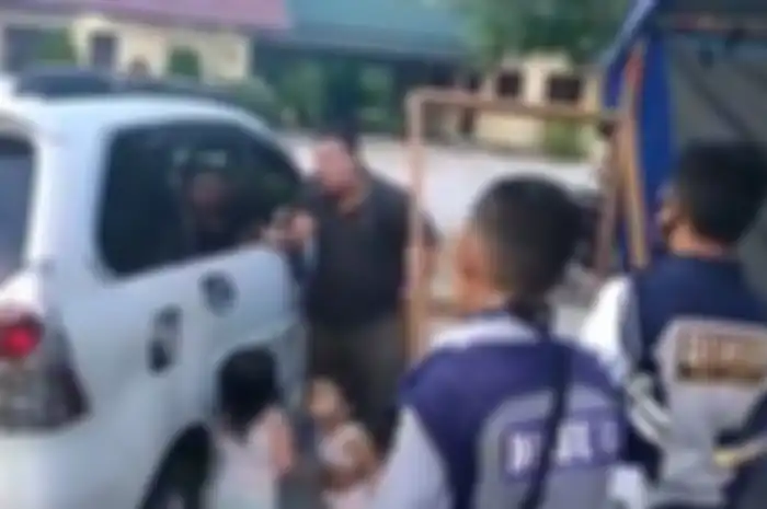 Seorang ayah nekat serahkan kedua anaknya kepada petugas saat PSBB, lantaran tak kuat membeli susu.