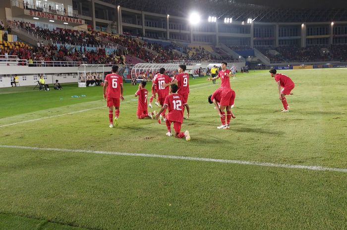 Selebrasi para pemain Timnas U-16 Indonesia merayakan gol Mierza ke gawang Singapura pada matchday pertama Grup A ASEAN Cup U-16 2024 di Stadion Manahan, Surakarta, Jumat (21/6/2024).