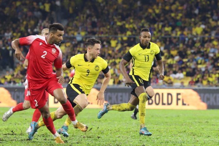 Duel antara Junior Eldstal (Malaysia) melawan bek Bahrain pada laga kedua Kualifikasi Piala Asia 2023 di Stadion Bukit Jalil, Kuala Lumpur, Sabtu (11/6/2022).