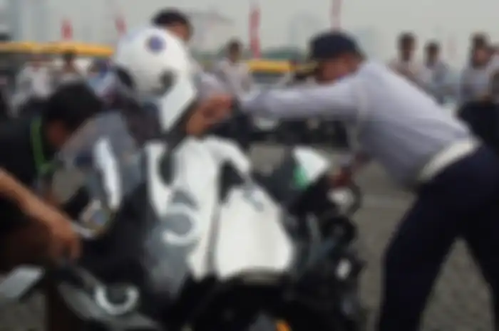 Anies Baswedan ditolong petugas Dishub saat terjatuh dari motor.