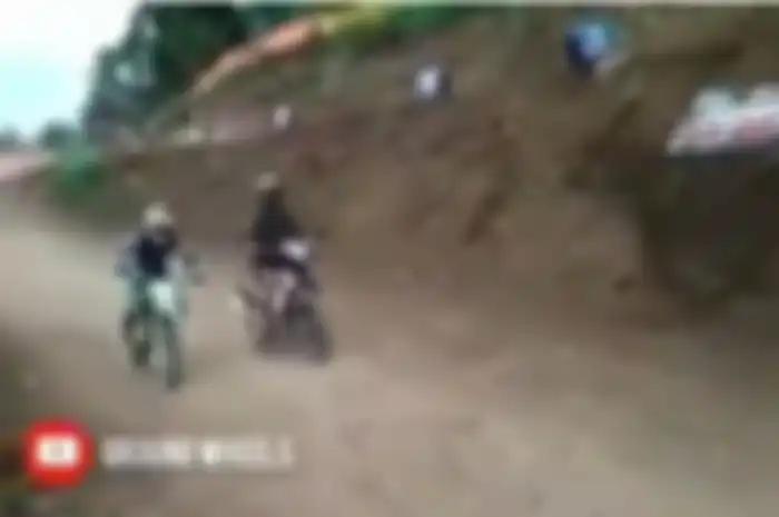 Pengendara Supra terobos gelaran balap motokross.