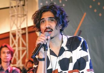 Pantas Namanya Kerap Nangkring di Trending Twitter, Begini Sederhananya Duta Sheila On 7 saat Jalan Kaki Usai Salat Ied, Tak Sombong Disapa Warga di Jalan