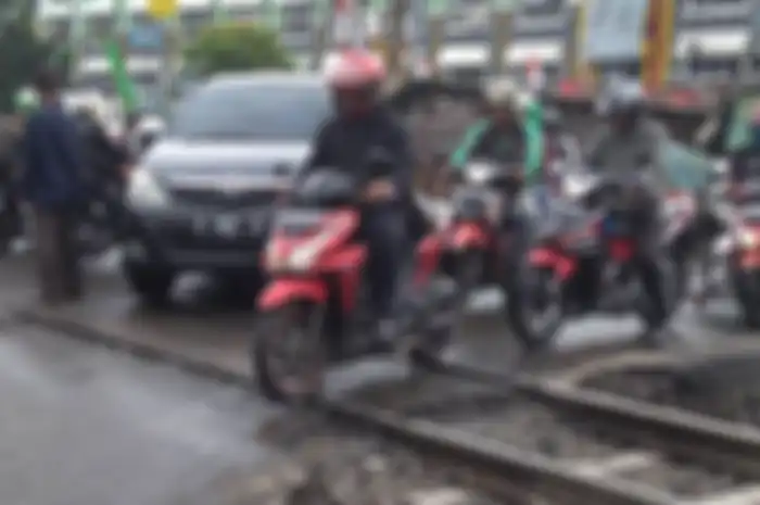 Pelintasan kereta api Volvo di Pejaten Timur, jaksel