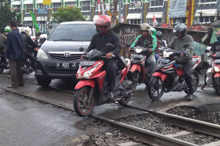 Pelintasan kereta api Volvo di Pejaten Timur, jaksel