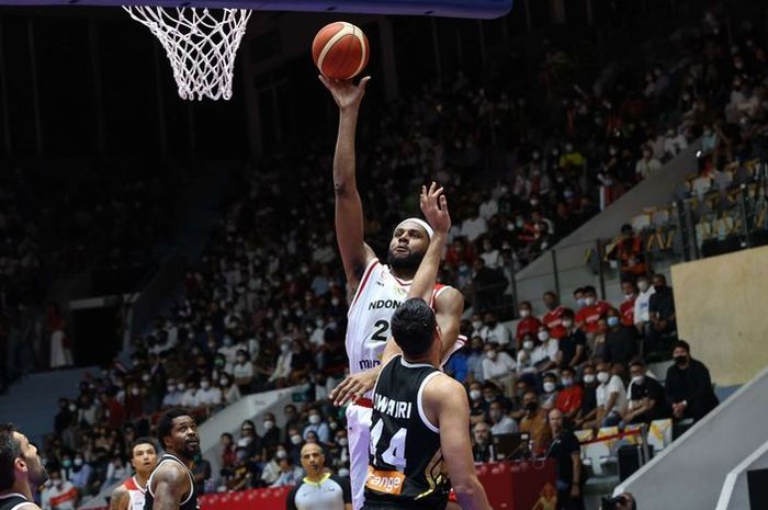 Aksi pebasket naturalisasi timnas Indonesia, Marques Terrel Bolden, saat menghadapi Yordania pada pertandingan Grup A FIBA Asia Cup 2022 di Istora Gelora Bung Karno, Senayan, Jakarta, 14 Juli 2022.