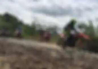 Kenapa Motor Trail Umumnya Pakai Pelek Jari-jari Bukan Racing? Ternyata Ini Alasannya