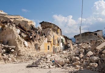 5 Arti Mimpi Selamat dari Gempa Bumi, Keberhasilan Ada di Depan Mata, Masa Sulit Akan Berakhir!