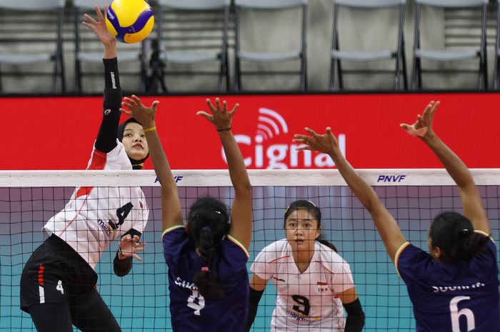 Opposite timnas bola voli putri Indonesia, Bela Sabrina Agustina, melakukan spike dalam pertandingan menghadapi India pada AVC Challenge Cup 2024 di Manila, Filipina, 28 Mei 2024.